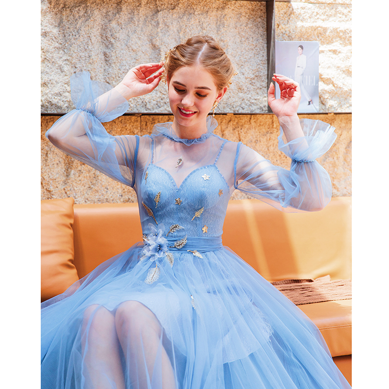 ชุดราตรีสีฟ้า