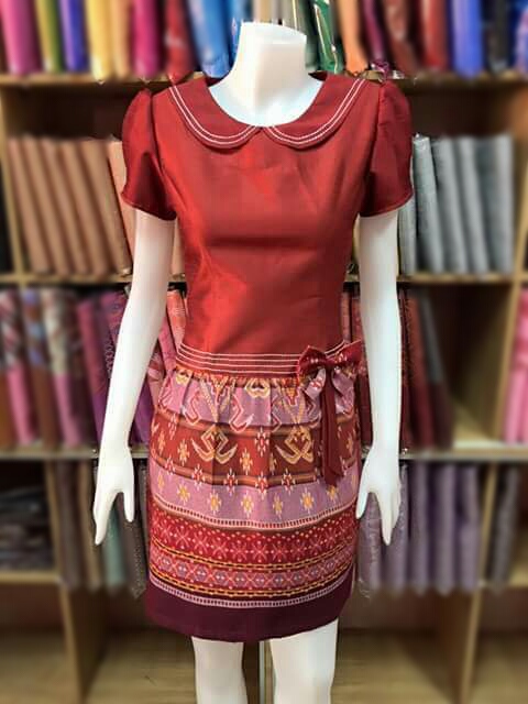 ชุดแซกผ้าไทยสีแดง ชุดผ้าไทยสีแดง ชุดผ้าไทยผ้าพื้นเมือง ชุดผ้าไทยทำงาน ชุดผ้าไทยทำงานสมัยใหม่ ผ้าทอมือ ชุดผ้าไทยผ้ามัดหมี่สีแดงกระโปรงจับจีบทวิท