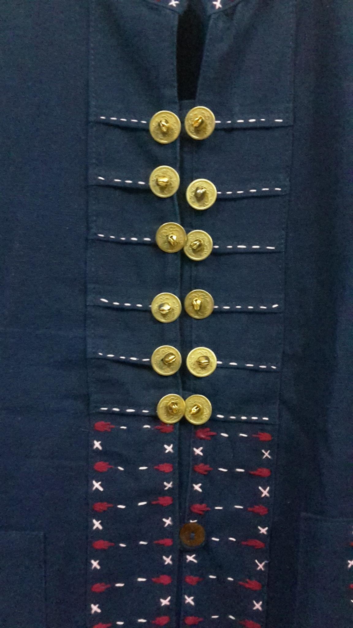 เสื้อชายผ้าฝ้าย เสื้อชายผ้าไทย เสื้อผ้าฝ้ายภูไท เสื้อผ้าฝ้ายสีกรมท่าแต่งผ้า ปักดอกด้นมือแต่งเหรียญ