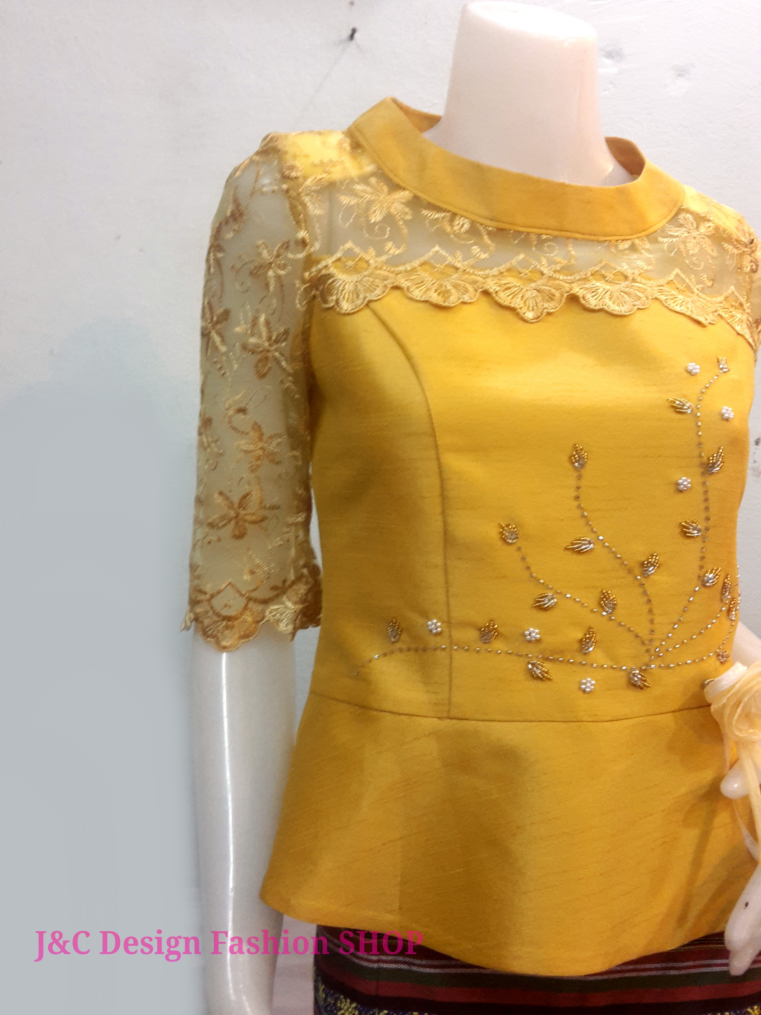 เสื้อผ้าไหมสีเหลืองทองแต่งลูกไม้ เสื้อผ้าไหมแต่งลูกไม้ เสื้อใส่ผ้าซิ่นสีเหลืองทอง เสื้อผ้าไหมแพรทิพย์ปักมุก