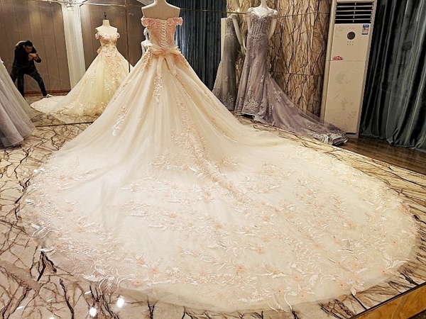 BRL078 **พรีออเดอร์**ชุดแต่งงานสีส้มหรูหราประดับดอกไม้ผสมเพชรและคริสตัล สวยงามดุจเจ้าหญิง