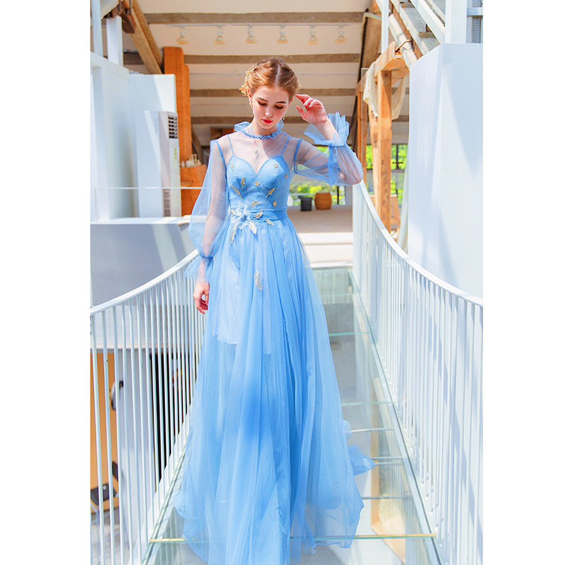 ชุดราตรีสีฟ้า