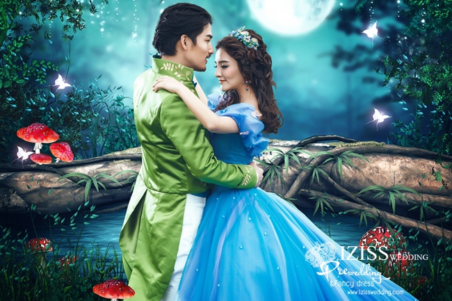 PW310 - **พรีออเดอร์ค่ะ** ชุดคู่ถ่ายพรีเวดดิ้ง (prewedding dress) & ชุดแต่งงานแฟนซี (Fancy wedding dress)ชายหญิง "ธีมสีเจ้าหญิงสีน้ำเงิน-เจ้าชายชุดสีเขียว"