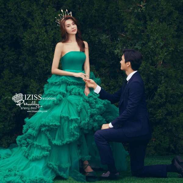 PW624 **พร้อมส่งชุดพรีเวดดิ้งผู้หญิงสีเขียว** ชุดคู่ถ่ายพรีเวดดิ้ง (prewedding dress) & ชุดแต่งงานแฟนซี (Fancy wedding dress)ชายหญิง "ธีมสีเขียว"