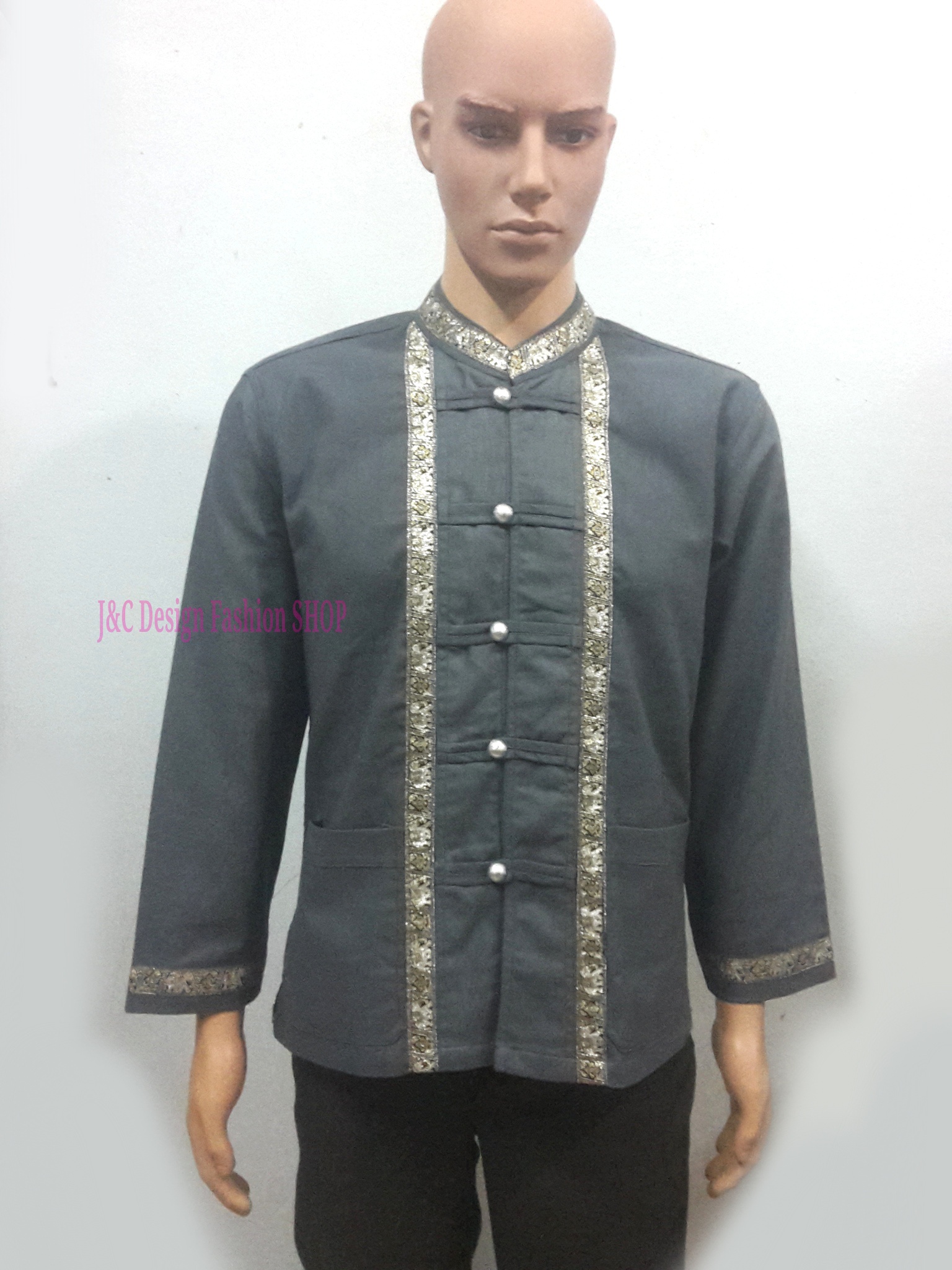 เสื้อผ้าไทยชายผ้าพื้นเมืองสีเทาอ่อน เสื้อผ้าฝ้ายชายแต่งผ้าขลิบลายและปักผ้าด้นมือแต่งดระดุมเหรียญ เสื้อผ้าฝ้ายซินมัยชายสีเทาแต่งแถบช้าง