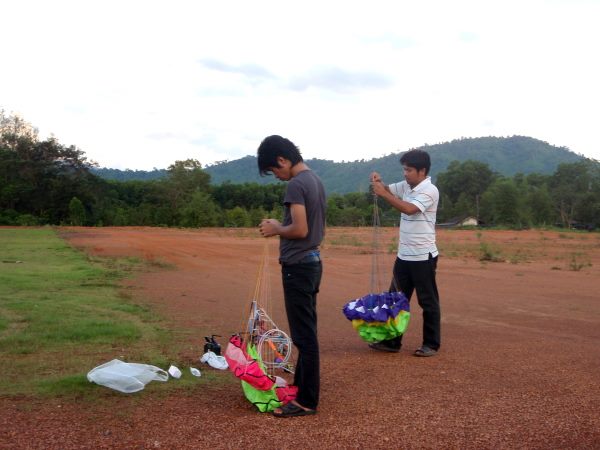 ร่มบินบังคับ