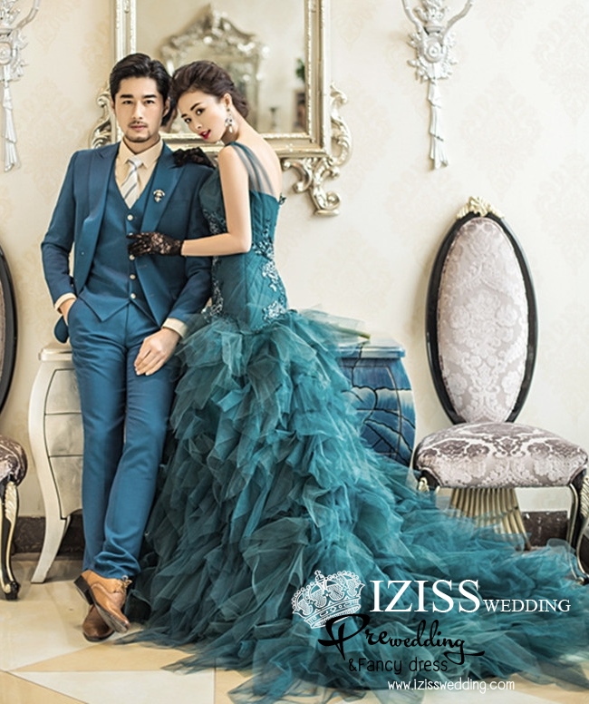 PW307 - **พรีออเดอร์ค่ะ** ชุดคู่ถ่ายพรีเวดดิ้ง (prewedding dress) & ชุดแต่งงานแฟนซี (Fancy wedding dress)ชายหญิง "ธีมสีเขียว"