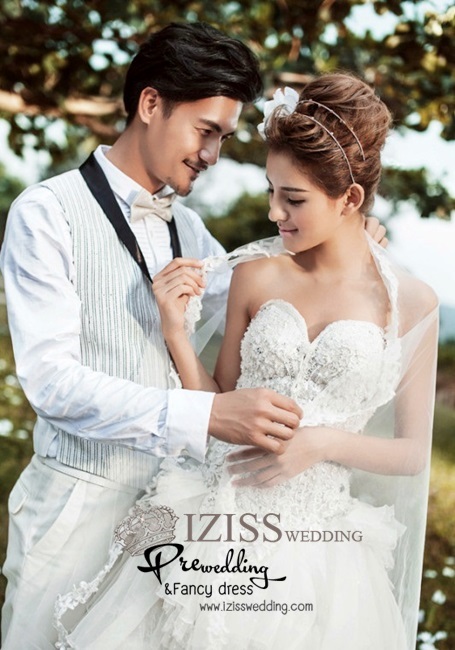PW105 - **พร้อมส่งทั้งเซ็ท**ชุดคู่ถ่ายพรีเวดดิ้ง (prewedding dress) & ชุดแต่งงานแฟนซี (Fancy wedding dress)ชายหญิง "ธีมสีขาว"