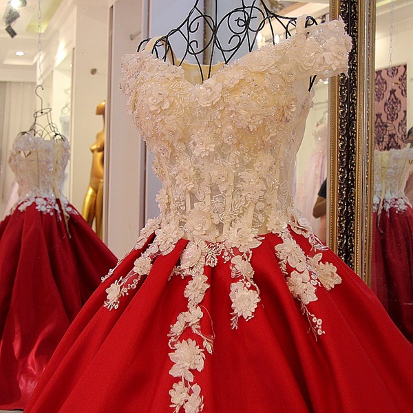 BRL079 **พรีออเดอร์**ชุดแต่งงานสีแดงหรูหราประดับดอกไม้ผสมเพชรและคริสตัล สวยงามดุจเจ้าหญิง