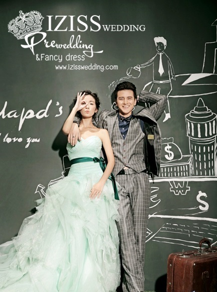 PW112 - **พร้อมส่งทั้งเซ็ท**ชุดคู่ถ่ายพรีเวดดิ้ง (prewedding dress) & ชุดแต่งงานแฟนซี (Fancy wedding dress)ชายหญิง "ธีมสีเขียว-เทา"