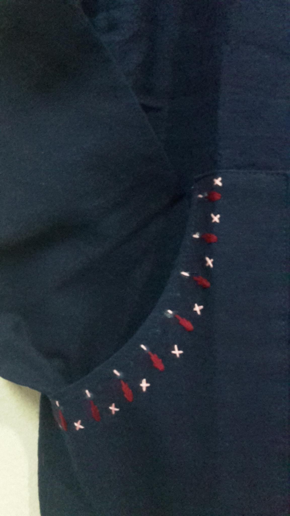 เสื้อชายผ้าฝ้าย เสื้อชายผ้าไทย เสื้อผ้าฝ้ายภูไท เสื้อผ้าฝ้ายสีกรมท่าแต่งผ้า ปักดอกด้นมือแต่งเหรียญ