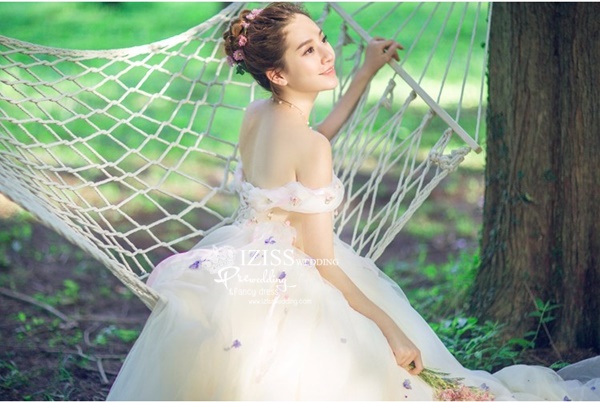 PW477-**พรีออเดอร์**ชุดแต่งงานเดรสสีขาวครีม ชุดยกน้ำชา ชุดถ่ายพรีเวดดิ้ง (prewedding dress) & ชุดแต่งงานแฟนซี (Fancy wedding dress) "ธีมสีขาวครีม"