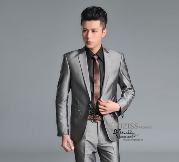 ST060- **พรีออเดอร์**สูทผู้ชายสีเทาเงินมันวาว แขนยาว แบบ 4 กระดุม พร้อมกางเกง ชุดสูทเจ้าบ่าว สูทแฟนซี ถ่ายพรีเวดดิ้ง & ชุดแต่งงานแฟนซี (Fancy wedding dress) สูทผู้ชายสีเทาเงิน