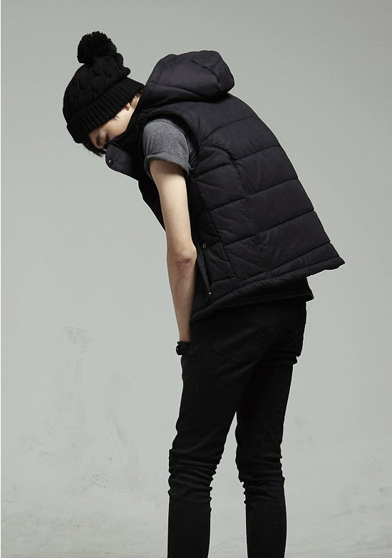 เสื้อกันหนาวแฟชั่นผู้ชาย พร้อมส่ง เสื้อกันลม มีฮู้ด สีดำ กระดุมหน้า แขนกุด ใส่แล้วอุ่นมากๆ