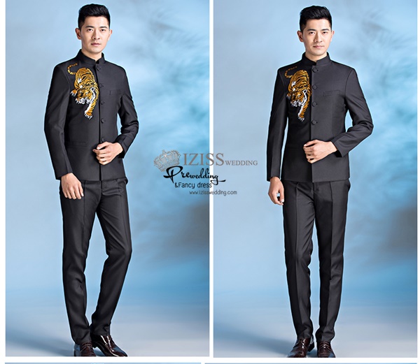 ST078 **พรีออเดอร์**สูทจีนผู้ชายสีดำแขนยาวติดลายมังกรสีทอง ติดกระดุมสีดำ พร้อมกางเกงสีดำขาสอบ ชุดสูทเจ้าบ่าว สูทแฟนซี ถ่ายพรีเวดดิ้ง & ชุดแต่งงานแฟนซี (Fancy wedding dress) สูทผู้ชายสีดำ