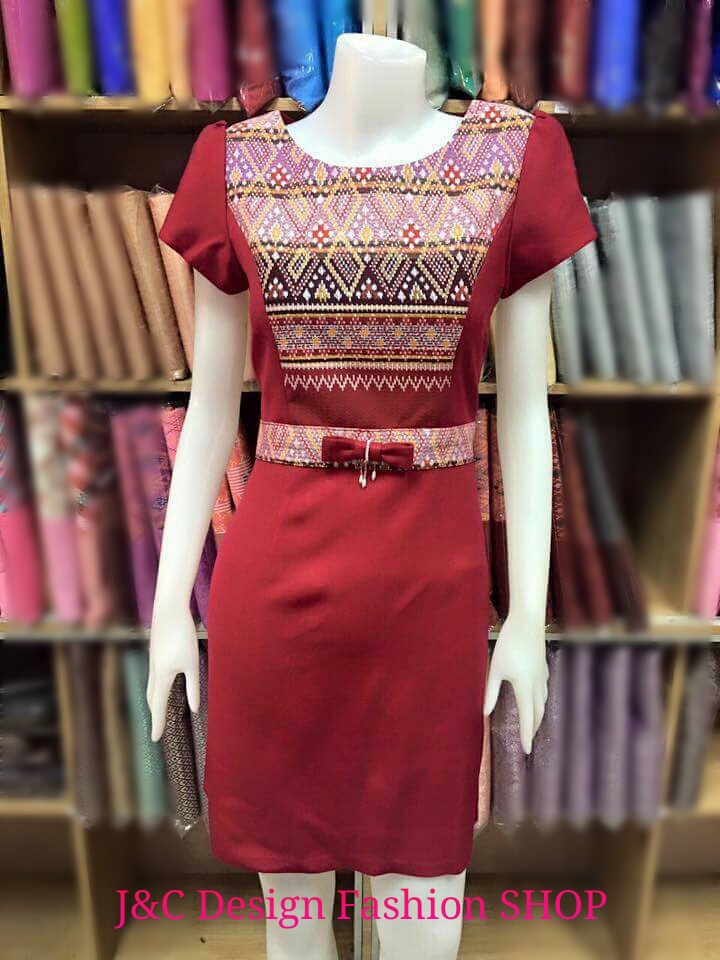 ชุดผ้าไทยเอวสีแดงอมชมพู ชุดแซกผ้าไทยลายมัดหมี่สีแดงอมชมพู ชุดผ้าไทยผ้าพื้นเมือง ชุดผ้าไทยฝ้ายแต่งผ้าไทยแต่งลายมัดหมี่สีแดงอมชมพู สีแต่งผ้ามัดหมี่ชุดทำงานผ้าไทยแต่งด้นเส้นไหมที่เอวและโบว์ที่เอว สำเนา