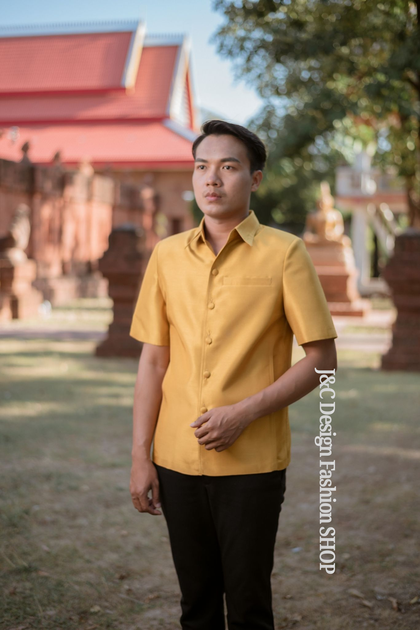 เสื้อสูทชายไหมอิตาลีสีทอง เสื้อสูทชายไหมประดิษฐ์ สูทผ้าไทยชาย ซาฟารีผ้าไทยชาย สูทผ้าไหมสีเหลืองทอง,สูทผ้าไทยสีทอง ซาฟารีชายสีเหลืองทองสว่าง