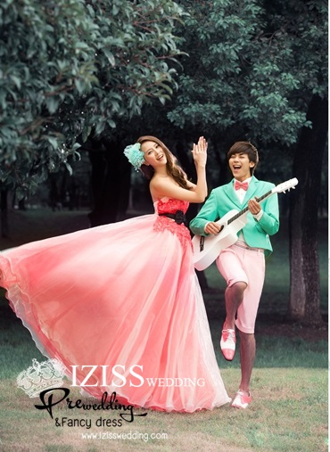 PW108 - Pre order ชุดคู่ถ่ายพรีเวดดิ้ง (prewedding dress) & ชุดแต่งงานแฟนซี (Fancy wedding dress)ชายหญิง "ธีมสีเแดง-เขียว"