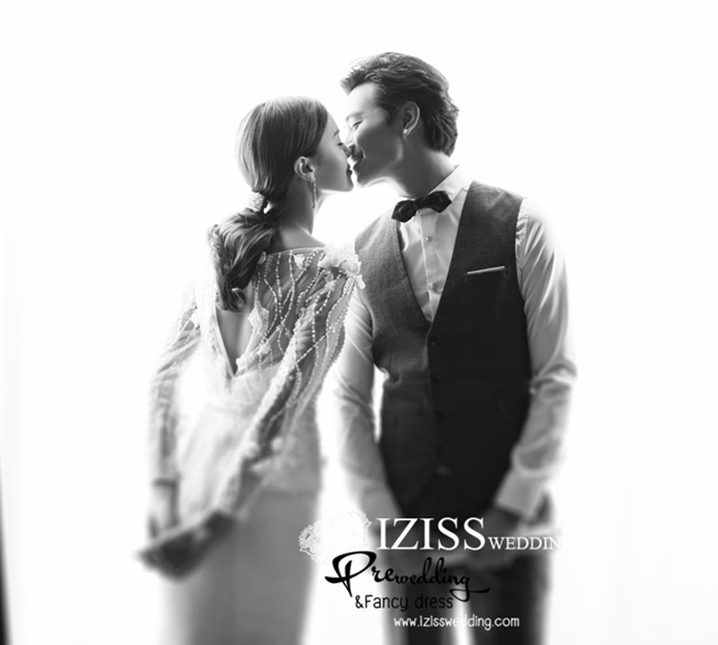 PW293-**พรีออเดอร์**ชุดคู่ถ่ายพรีเวดดิ้ง (prewedding dress) & ชุดแต่งงานแฟนซี (Fancy wedding dress)ชายหญิง "ธีมสีขาว"