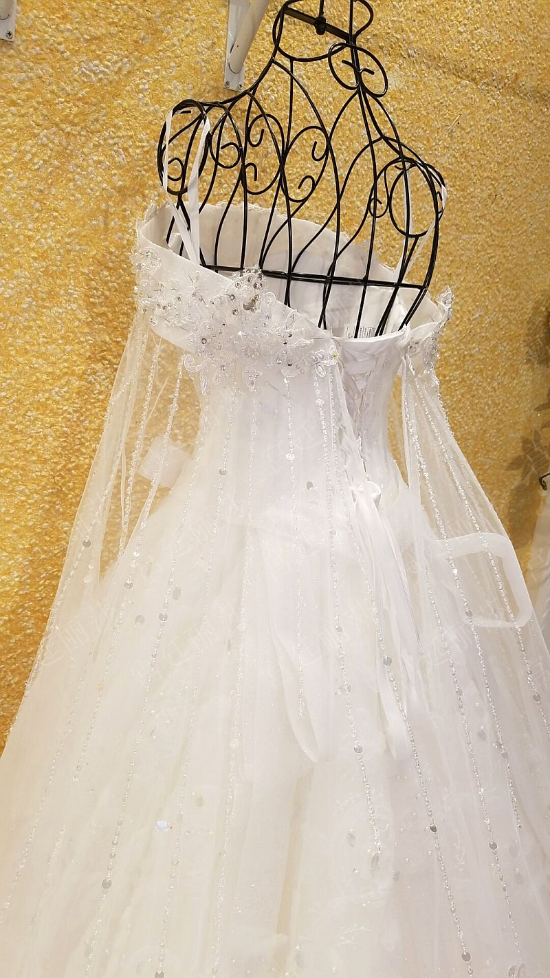 BRL030 **พรีออเดอร์**ชุดแต่งงานหรูหราประดับดอกไม้ผสมเพชรและคริสตัล สวยงามดุจเจ้าหญิง