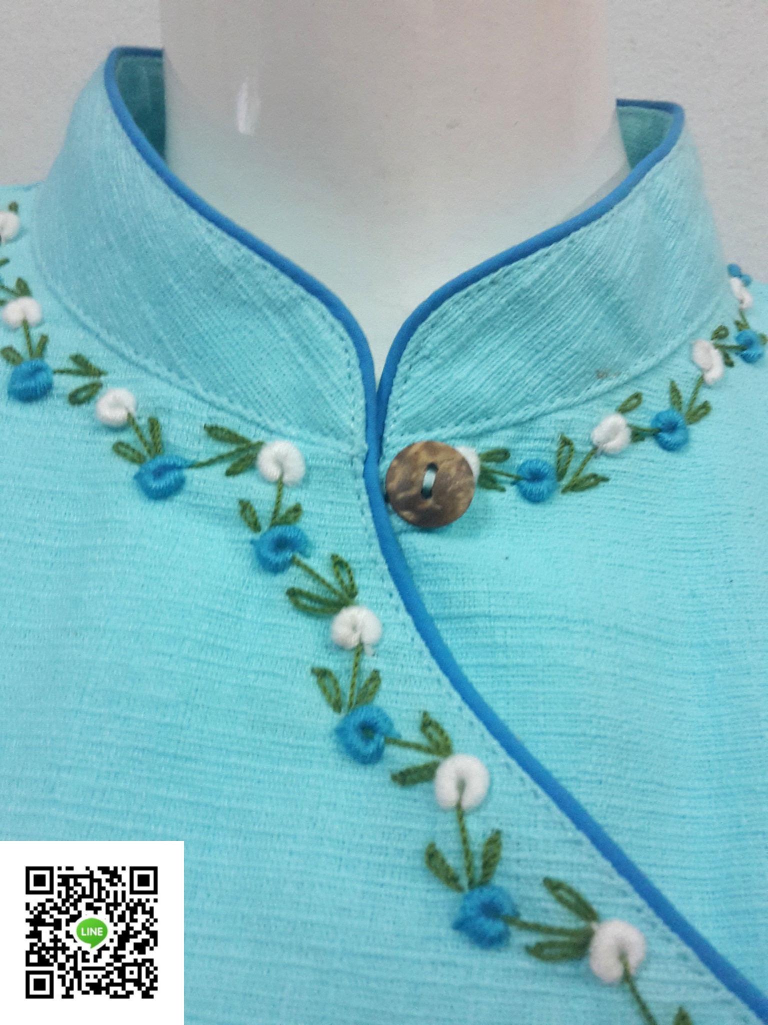 เสื้อผ้าไทย เสื้อผ้าฝ้ายพื้นเมืองสีฟ้ามิ้นท์ เสื้อใส่ผ้าซิ่นสีฟ้ามิ้นท์. เสื้อผ้าฝ้ายสีฟ้ามินท์คอจีนกระดุมหน้า