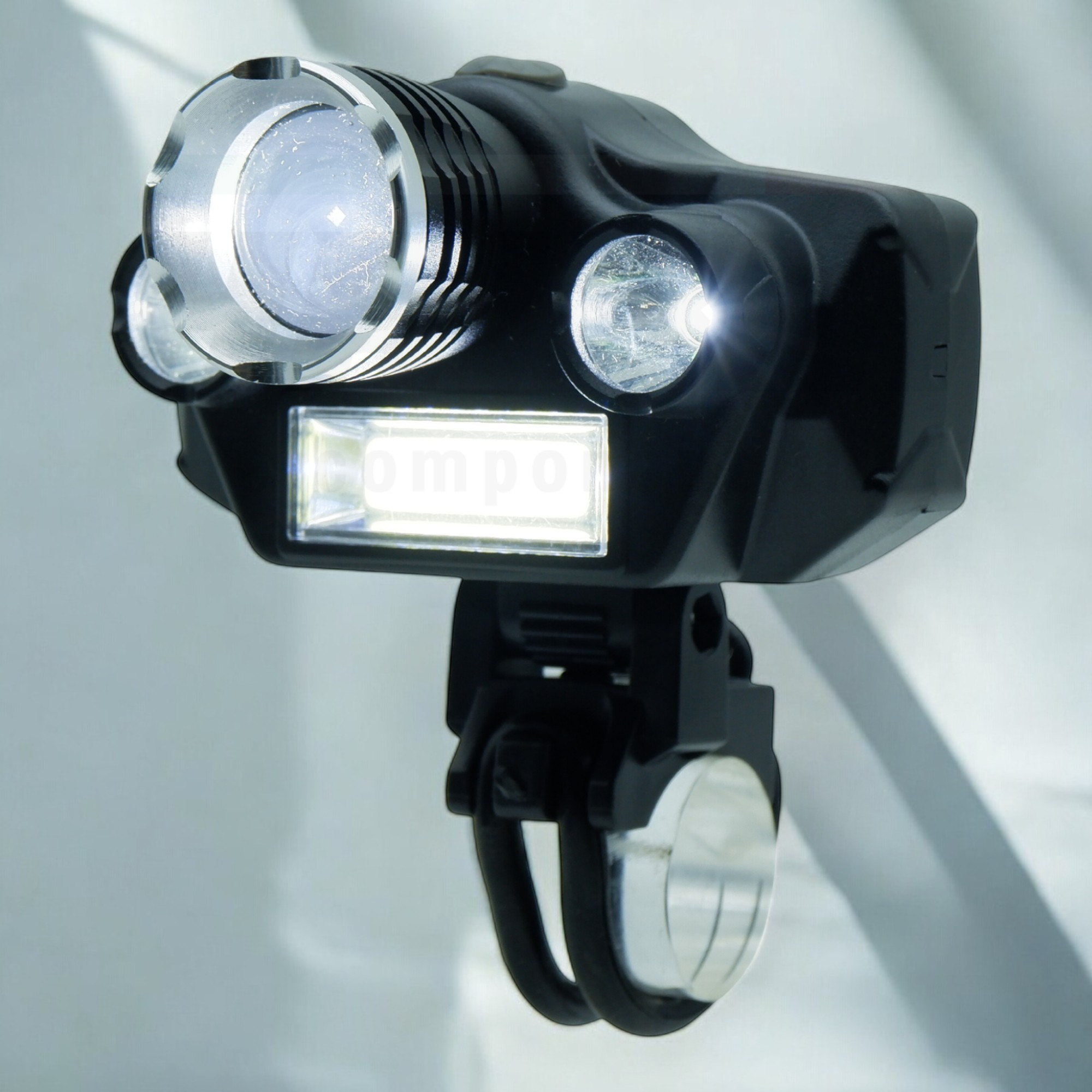 ไฟหน้าจักรยานชาร์จ USB 8812 แถมถ่าน 18650