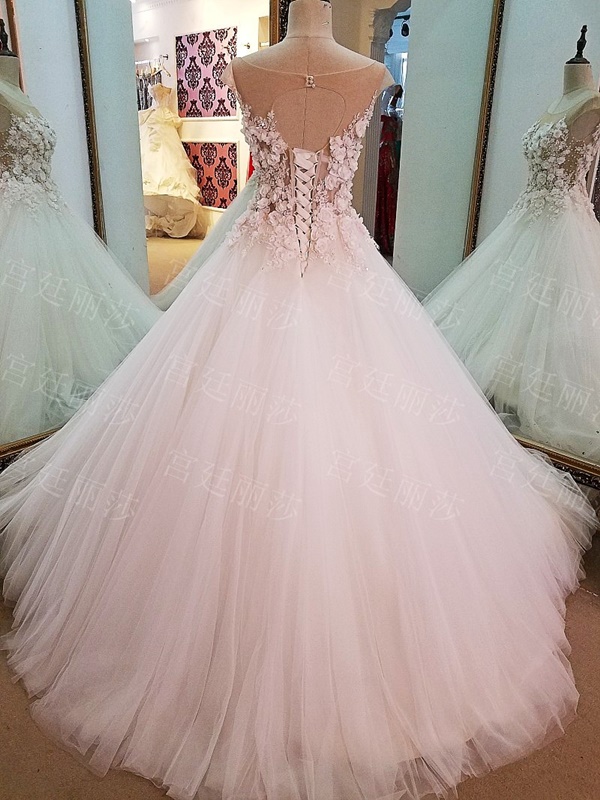 BRL066 **พรีออเดอร์**ชุดแต่งงานหรูหราประดับดอกไม้ผสมเพชรและคริสตัล สวยงามดุจเจ้าหญิง