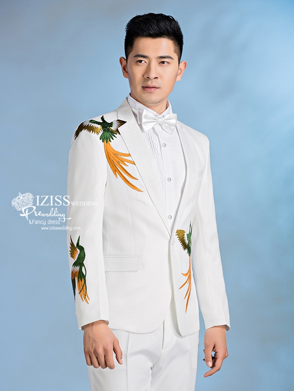 ST069 **พรีออเดอร์**สูทจีนผู้ชายสีขาวแขนยาวลายนกกระยางสีเขียวทอง ติดกระดุมสีขาว พร้อมกางเกงสีขาวขาสอบ ชุดสูทเจ้าบ่าว สูทแฟนซี ถ่ายพรีเวดดิ้ง & ชุดแต่งงานแฟนซี (Fancy wedding dress) สูทผู้ชายสีขาว