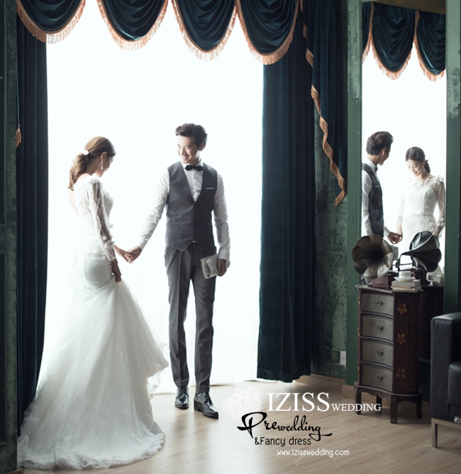 PW293-**พรีออเดอร์**ชุดคู่ถ่ายพรีเวดดิ้ง (prewedding dress) & ชุดแต่งงานแฟนซี (Fancy wedding dress)ชายหญิง "ธีมสีขาว"
