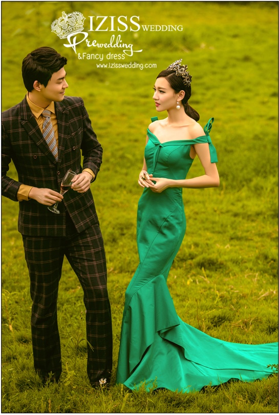 PW349-**พรีออเดอร์เฉพาะชุดผญ.**ชุดคู่ถ่ายพรีเวดดิ้ง (prewedding dress) & ชุดแต่งงานแฟนซี (Fancy wedding dress)ชายหญิง "ธีมสีเขียวเข้ม"