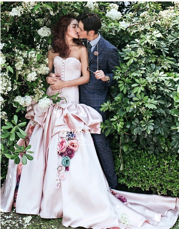 PW490 - **พร้อมส่งเฉพาะชุดผู้หญิง** ชุดคู่ถ่ายพรีเวดดิ้ง (prewedding dress) & ชุดแต่งงานแฟนซี (Fancy wedding dress)ชายหญิง "ธีมสีชมพู"