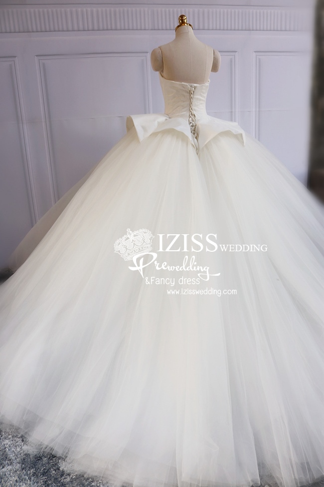 BRL064 **พรีออเดอร์**ชุดแต่งงานสีขาวหรูหราประดับดอกไม้ผสมเพชรและคริสตัล สวยงามดุจเจ้าหญิง