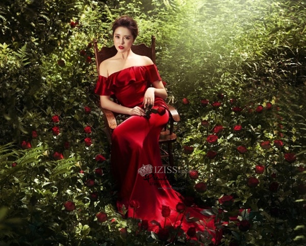 PW594 - **พรีออเดอร์ค่ะ** ชุดราตรีสีแดง เสื้อสูทผู้ชายสีดำ ชุดคู่ถ่ายพรีเวดดิ้ง (prewedding dress) & ชุดแต่งงานแฟนซี (Fancy wedding dress)ชายหญิง "ธีมสีแดง ดำ"