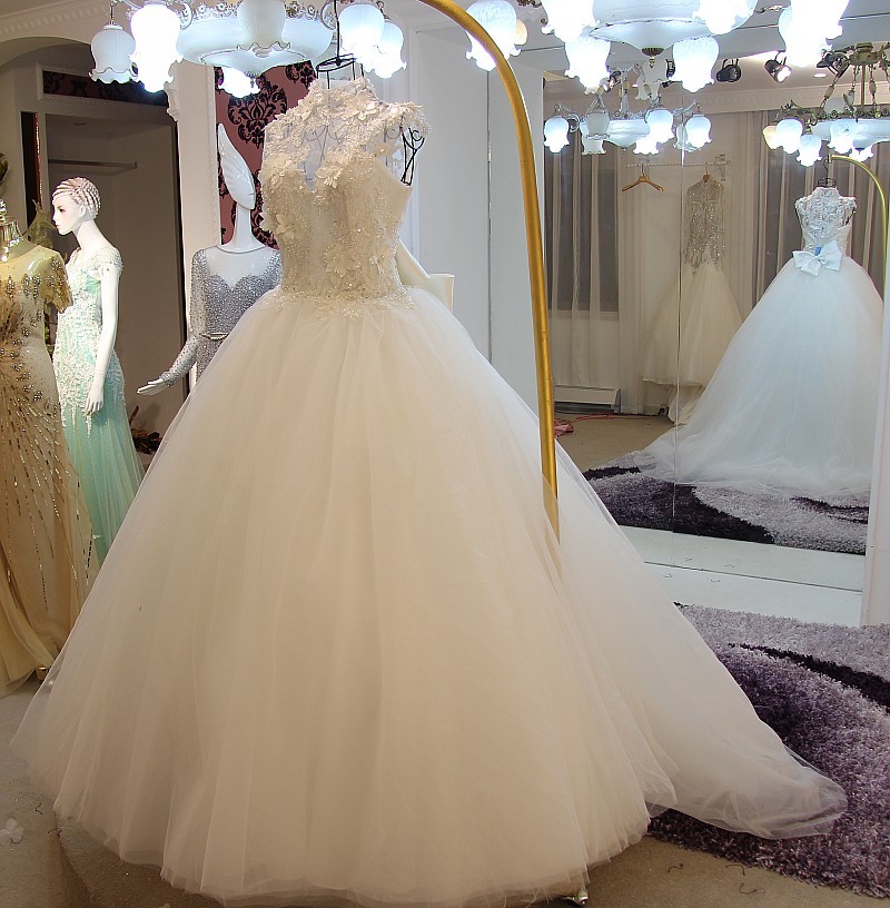 BRL006 **พรีออเดอร์หางปกติ/หางยาว**ชุดแต่งงานหรูหราประดับดอกไม้ผสมเพชรและคริสตัล สวยงามดุจเจ้าหญิง