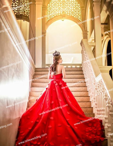 ชุดถ่ายพรีเวดดิ้ง,ชุดแต่งงาน,ชุดแฟนซี เก๋ๆ พร้อมส่ง แปลกใหม่ มีสไตล์ www.izisswedding.com