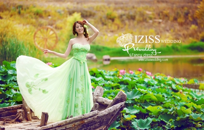 PW272 **พรีออเดอร์** ชุดคู่ถ่ายพรีเวดดิ้ง (prewedding dress) & ชุดแต่งงานแฟนซี (Fancy wedding dress)ชายหญิง "ธีมสีเขียวอ่อน"