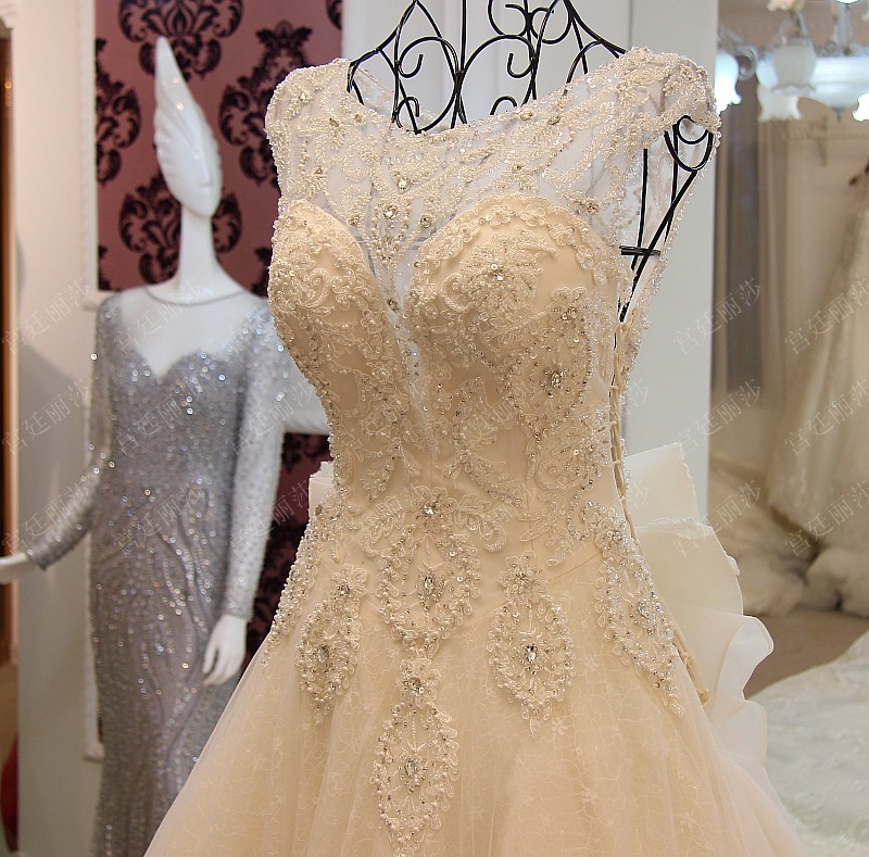 BRL010 **พรีออเดอร์**ชุดแต่งงานหรูหราประดับดอกไม้ผสมเพชรและคริสตัล สวยงามดุจเจ้าหญิง