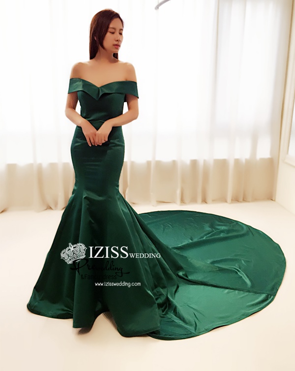 PW451- **พรีออเดอร์สีเขียว และสีแดง**ชุดเดรสสีเขียว เดรสสีแดง ชุดถ่ายพรีเวดดิ้ง (prewedding dress) & ชุดแต่งงานแฟนซี (Fancy wedding dress) "ธีมสีเขียว แดง"