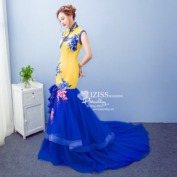 PW500 - **พรีออเดอร์** ชุดกี่เพ้าสีเหลืองสลับน้ำเงิน ชุดคู่ถ่ายพรีเวดดิ้ง (prewedding dress) & ชุดแต่งงานแฟนซี (Fancy wedding dress)ชายหญิง "ธีมสีเหลืองน้ำเงิน"