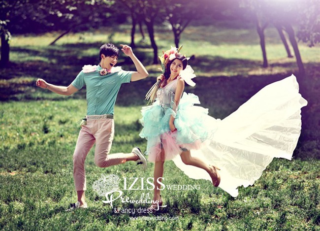 PW158 - **พรีออเดอร์ค่ะ** ชุดคู่ถ่ายพรีเวดดิ้ง (prewedding dress) & ชุดแต่งงานแฟนซี (Fancy wedding dress)ชายหญิง "ธีมสีเขียว-ชมพู"