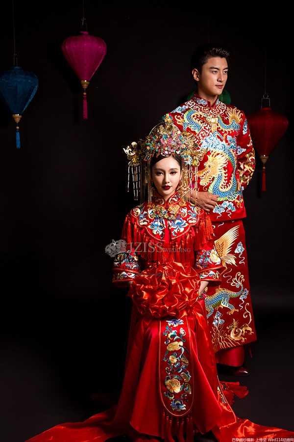 PW619 **พรีออเดอร์ค่ะ**ชุดแฟนซีกี่เพ้าประยุกต์ ชุดคู่ถ่ายพรีเวดดิ้ง (prewedding dress) & ชุดแต่งงานแฟนซี (Fancy wedding dress)ชายหญิง "ธีมสีแดง"