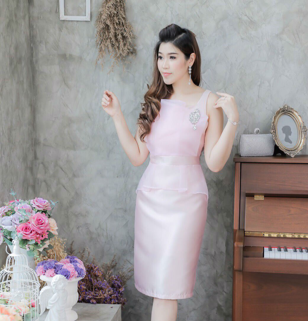 G038- **พร้อมส่ง**ชุดเดรสไปงานแต่งงานผ้าไหมสีชมพู ไหล่คู่ดีเทลหรุหราช่วงอกตัดเย็บผ้าออแกนดี้ฟรุ้งฟริ้ง สไตล์ดารา สวยหวานพร้อมเสริ์ฟค่ะ