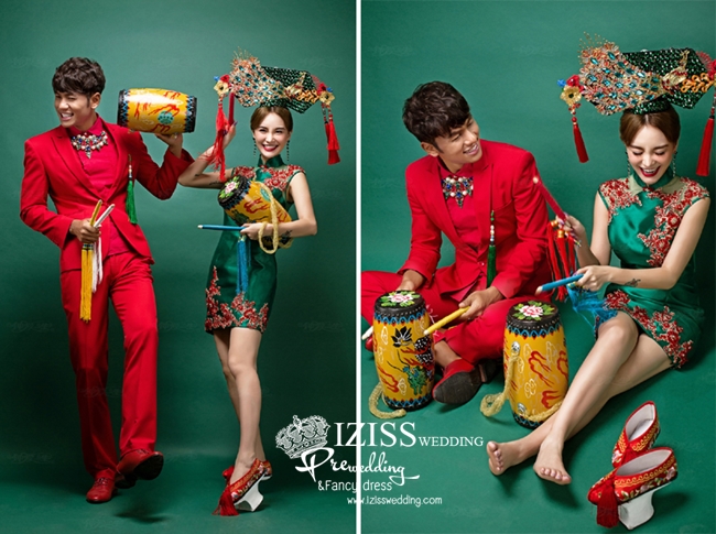 PW375 - **พรีออเดอร์** ชุดกี่เพ้าสีเขียว ชุดคู่ถ่ายพรีเวดดิ้ง (prewedding dress) & ชุดแต่งงานแฟนซี (Fancy wedding dress)ชายหญิง "ธีมสีเขียว-แดง"