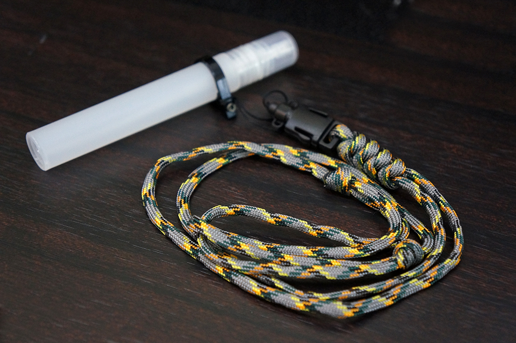 ลายใหม่ สายคล้องคอเชือก Paracord 550 พร้อมตัวแขวนCNC กับ ขวดสเปรย์ ขนาดพกพา 10ml