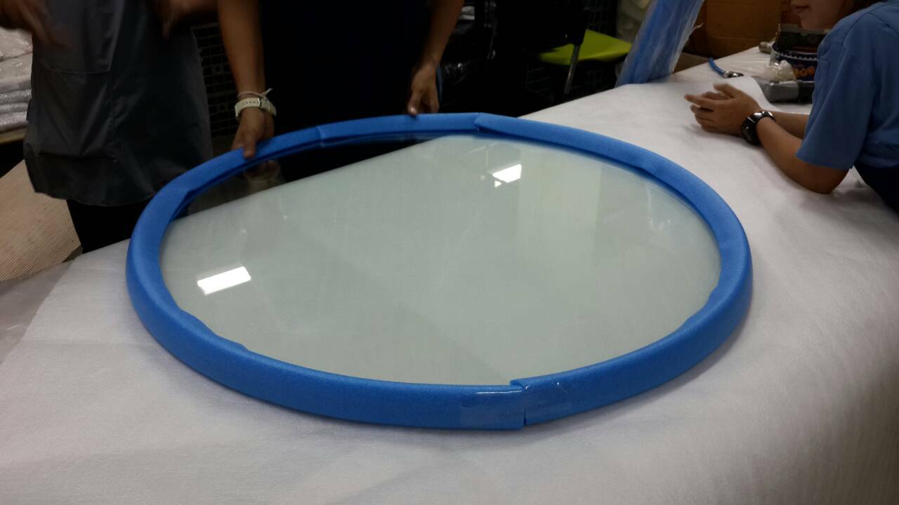 รางโฟมรูปตัวUนำมาใช้หุ้มขอบกระจกวงกลมโต๊ะเฟอร์นิเจอร์ เพื่อป้องกันความเสียหายระหว่างการขนส่ง