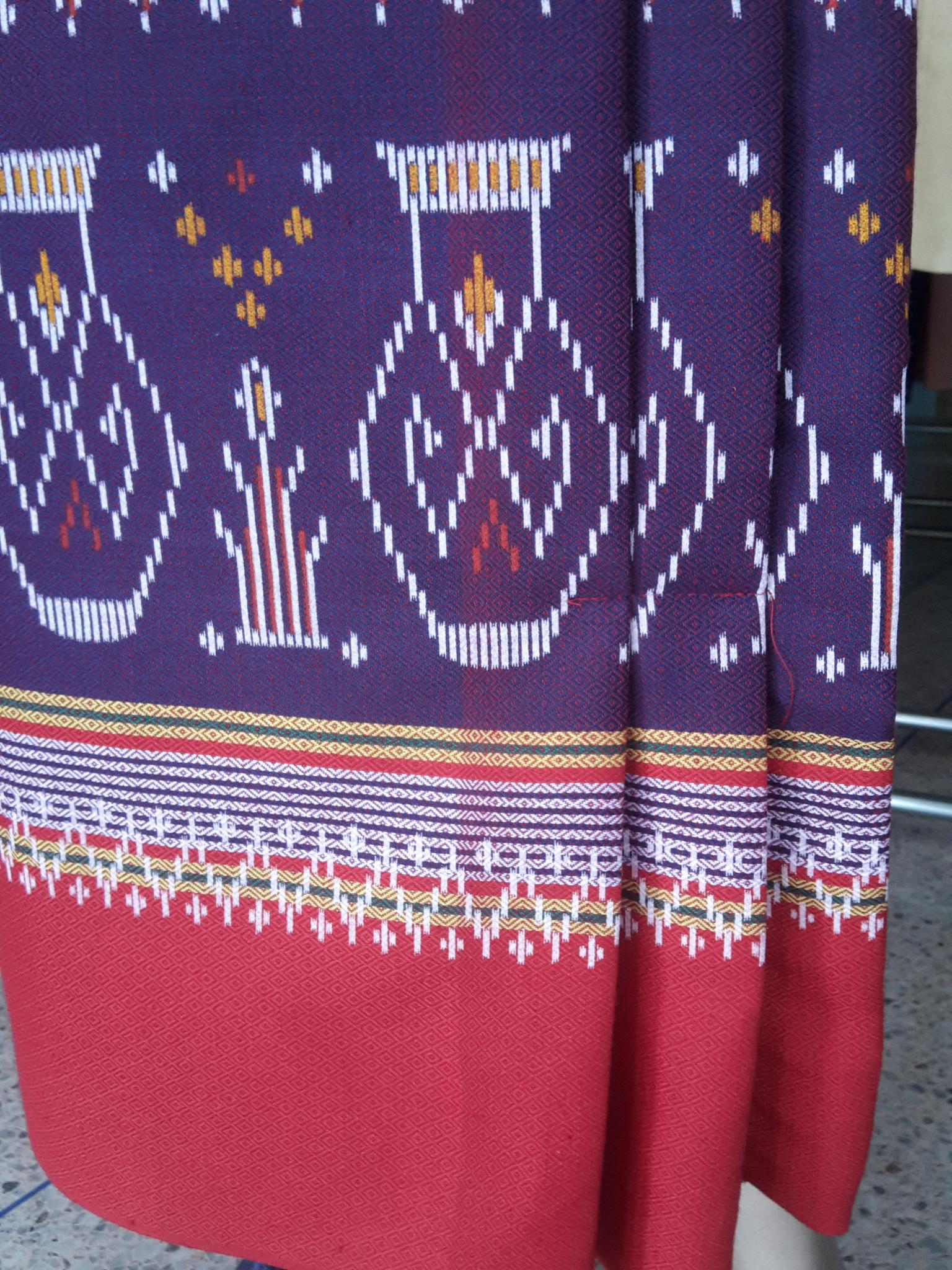 ผ้าซิ่นสำเร็จรูปผ้าซิ่นผ้าฝ้าย แบบป้ายแต่ง 3 จีบกระดุมกระลา ผ้าถุงสำเร็จรูปสีน้ำม่วงอมแดง ผ้ามัดหมี่ตีนแดงสำเร็จสำเร็จรูป