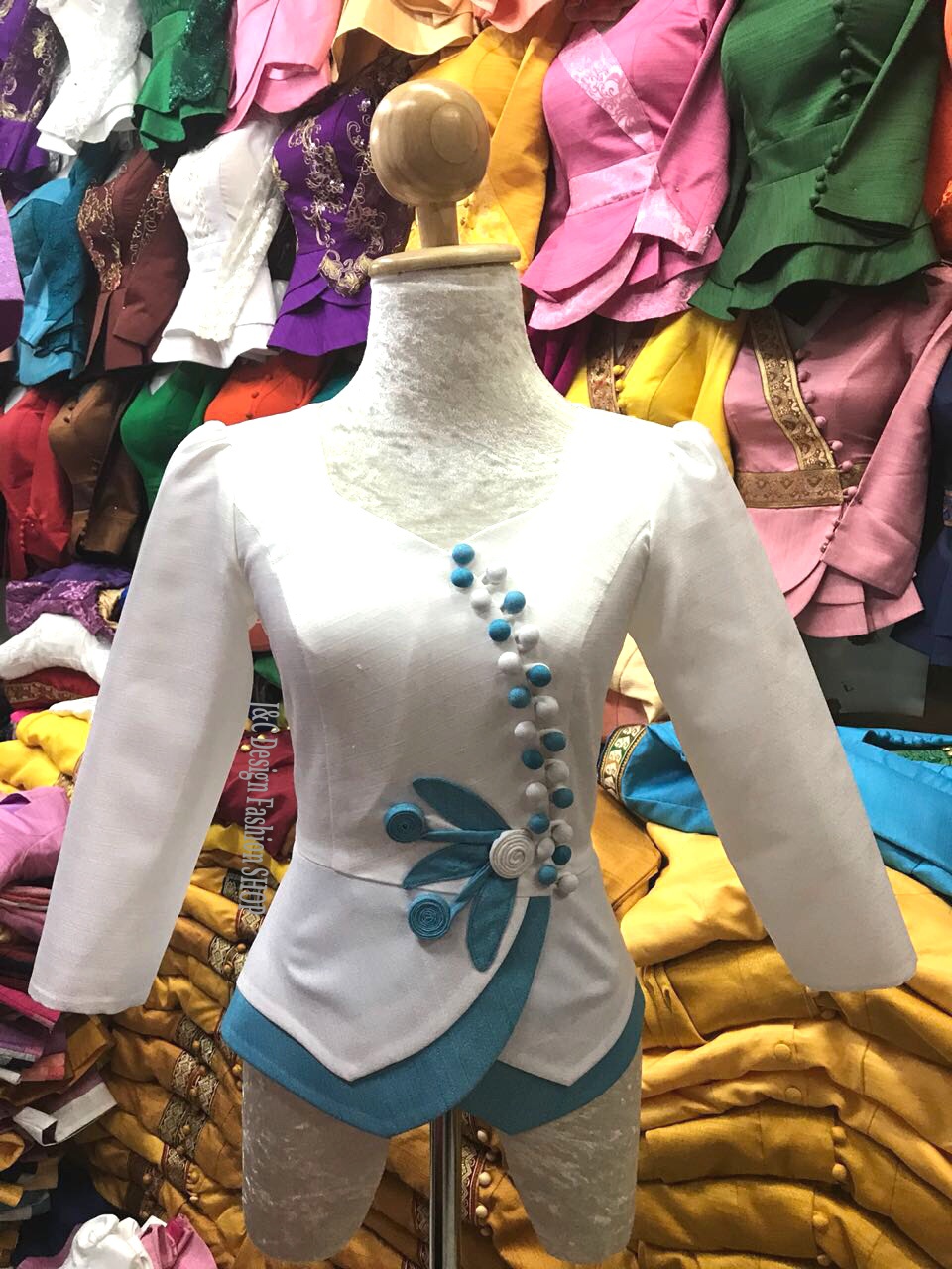 เสื้อผ้าไทยพื้นเมืองสีขาวแต่งฟ้า #เสื้อผ้าไหมลาวสีขาวฟ้า #เสื้อผ้าฝ้ายสีขาวฟ้าแต่งเอวระบาย #เสื้อผ้ไหมอินเดียสีขาวฟ้า