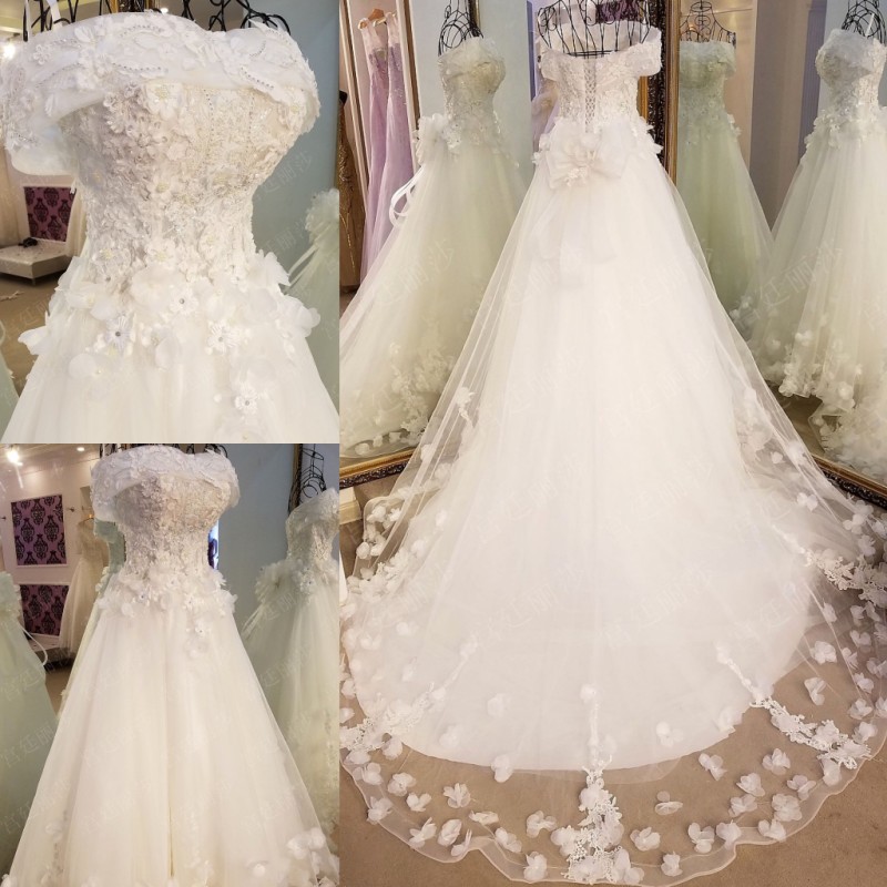 BRL022 **พรีออเดอร์**ชุดแต่งงานหรูหราประดับดอกไม้ผสมเพชรและคริสตัล สวยงามดุจเจ้าหญิง
