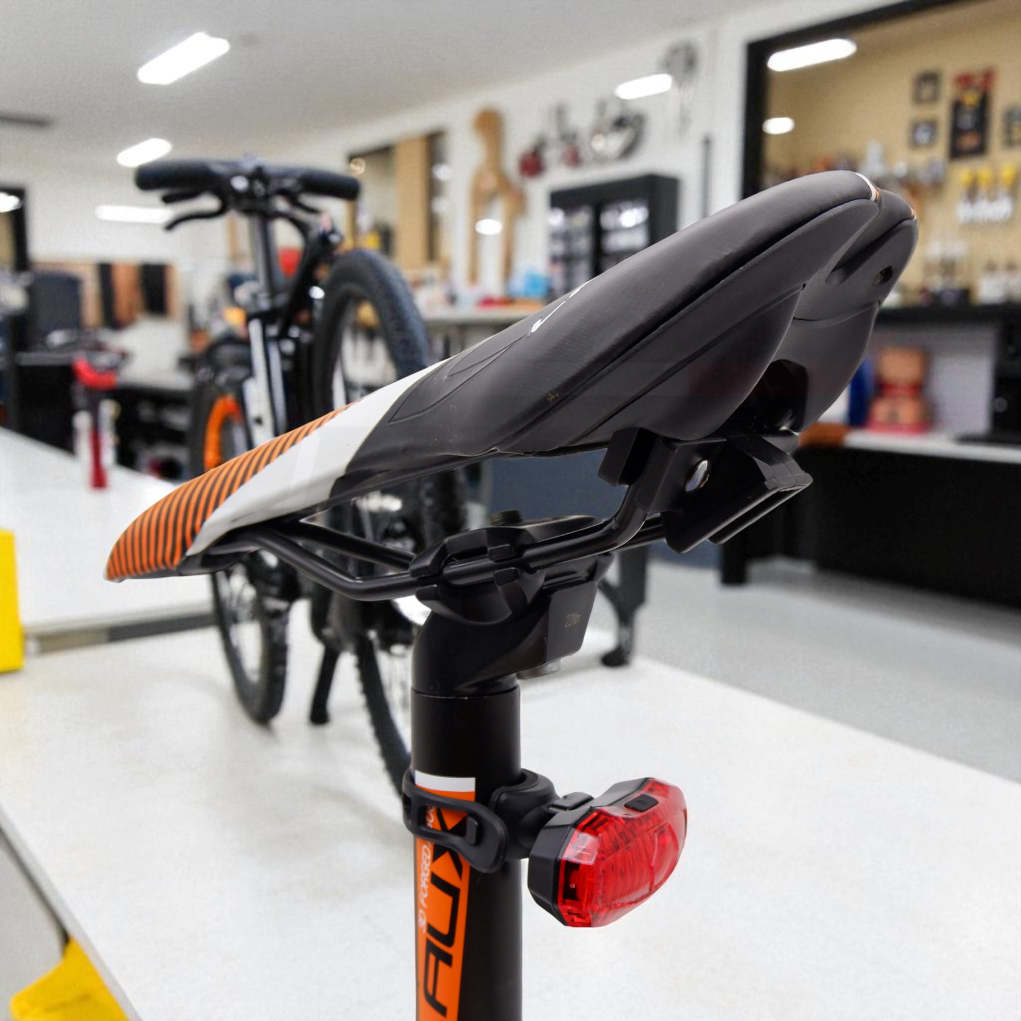 ไฟท้ายจักรยานเสือหมอบ เสือภูเขา T-REX T009 3A