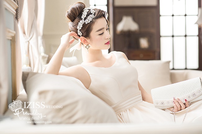 PW365 - **พร้อมส่งเฉพาะชุดผู้หญิงค่ะ** ชุดคู่ถ่ายพรีเวดดิ้ง (prewedding dress) & ชุดแต่งงานแฟนซี (Fancy wedding dress)ชายหญิง "ธีมสีขาวครีม-ดำ"